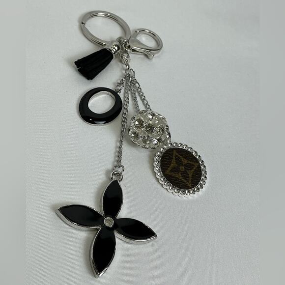 Rhinestone Fleur Clover Black and Silver Keychain Louis Vuitton - Picture 2 of 6